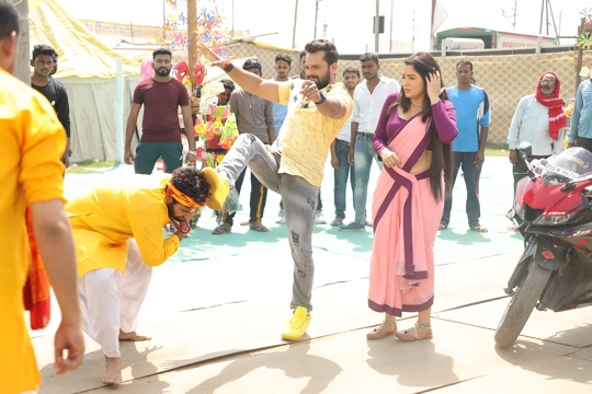 Actress Amrapali Was When Surrounded By Goons  Khesarilal Beat Them Up