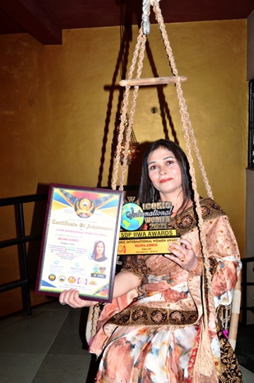Selina Ahmed from Nagpur received SDP IAWA ICONIC INTERNATIONAL WOMEN AWARD from Amar Cine Productions