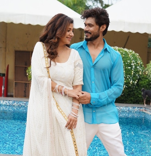 The Teaser Of The Song CHAND Has Been Released By Photofit Music Company Featuring Sambhavna Seth And Avinash Dwivedi