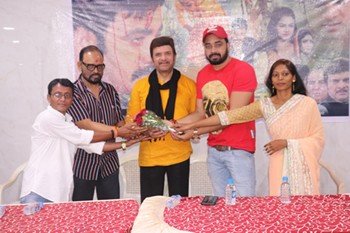 गुरुपूर्णिमा के शुभ अवसर पर मुम्बई में भोजपुरी फ़िल्म अर्जुन का फैसला का फर्स्ट लुक जारी।