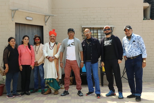 वृंदावन के श्री बांके बिहारी मंदिर के मुख्य पुजारी आशीष गोस्वामी जी ने होली महोत्सव के बैनर के लिए मुम्बई में किया शूट