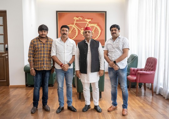 देसी स्टार समर सिंह ने उत्तर प्रदेश के पूर्व मुख्यमंत्री अखिलेश यादव से की अनौपचारिक मुलाकात