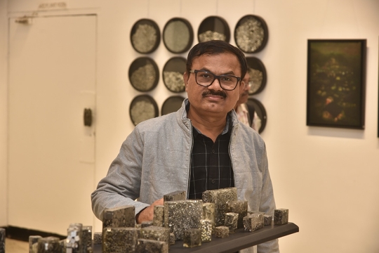 India’s wonderful artist and Mumbaikar Lalit Patil immortalized the slums of Mumbai, made their landscapes beautiful by taking them into his canvas