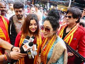 Stars Seek Blessings Of Siddhi Vinayak Temple For Film FIRE OF LOVE RED Releasing On 24th Nov All Over