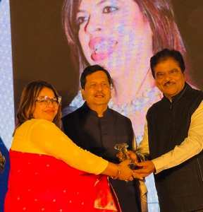 मिड डे के दिवाली मिलन समारोह में महाराष्ट्र के कैबिनेट मंत्री मंगल प्रभात लोढ़ा  ने फ़िल्म निर्माता, वक्ता और मियाम चैरिटेबल ट्रस्ट की संस्थापक नीतू जोशी को स्मृति चिन्ह देकर सम्मानित किया ।