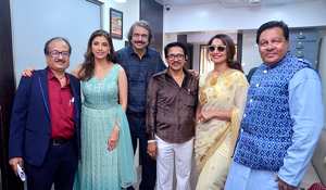 रॉनी रोड्रिग्स ने दिया हाउसकीपिंग स्टाफ, सुरक्षा कर्मियों को दिवाली का विशेष उपहार, दीपक तिजोरी, आरती नागपाल, दिलीप सेन की उपस्थिति